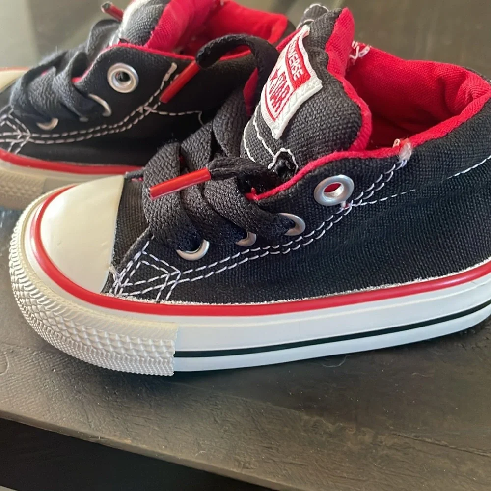 Converse super cute black and red infant toddler size 4 Both girls and boys